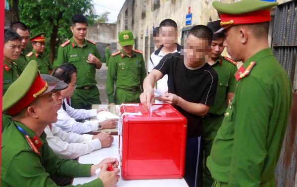 Những cử tri đặc biệt tại Trại tạm giam số 1 Công an TP Đà Nẵng thực hiện quyền bầu cử