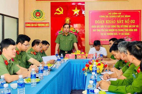 Đại tá Nguyễn Xuân Hoàng khảo sát xây dựng trụ sở Công an xã