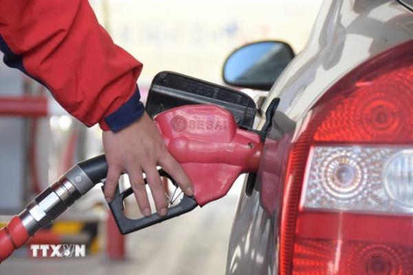 Giá vàng thế giới phục hồi nhẹ, giá dầu tăng vọt trên ngưỡng 112 USD mỗi thùng