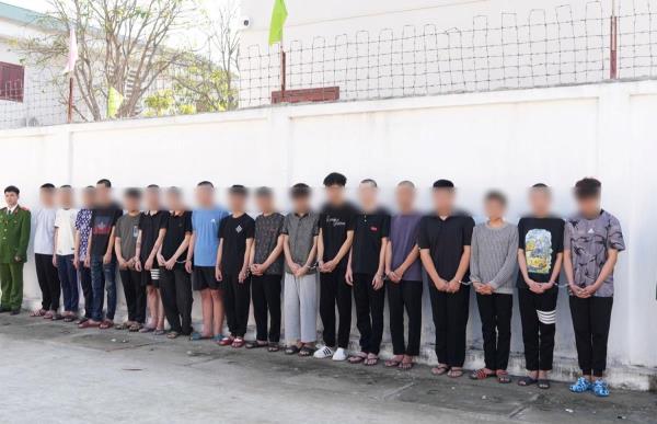 Truy xét nhóm báo thủ gây rối đường phố