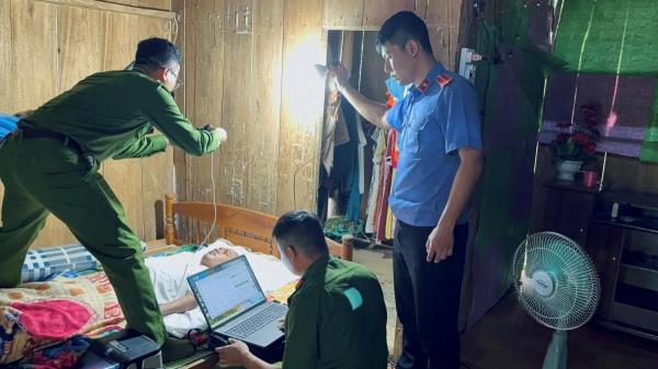 Công an cơ sở tăng cường hỗ trợ công dân yếu thế làm căn cước tại nhà