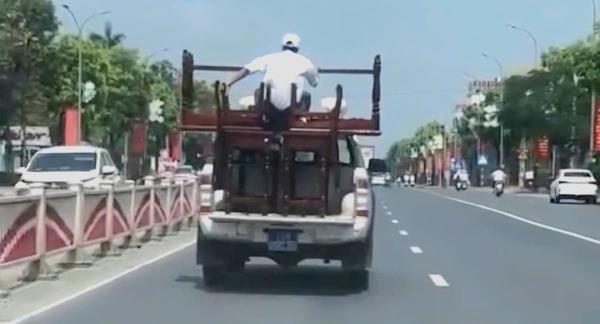 Xe biển xanh chở hàng cồng kềnh bị xử lý