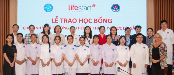 Giúp sinh viên theo đuổi ước mơ chăm sóc sức khỏe cho cộng đồng