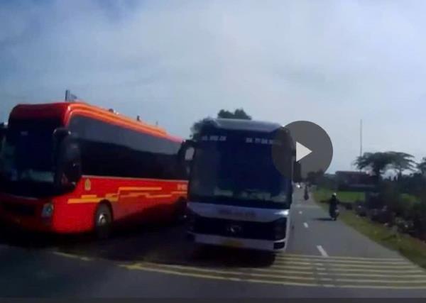Xử phạt tài xế xe khách vượt ẩu