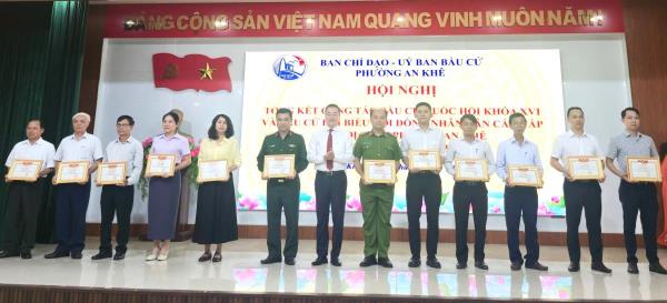 Khen thưởng 140 tập thể, cá nhân có thành tích xuất sắc trong công tác bầu cử đại biểu Quốc hội khóa XVI và HĐND các cấp