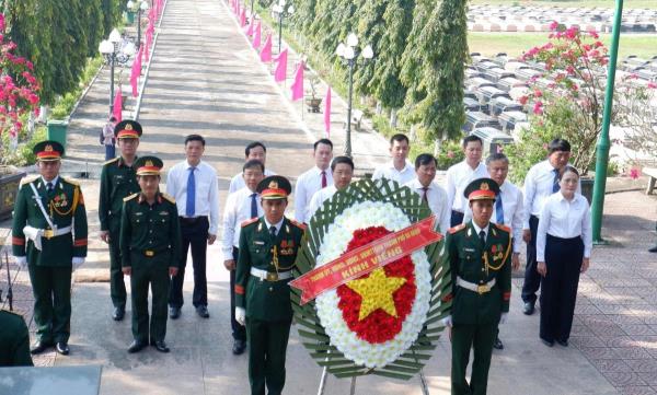 Dâng hương tri ân các anh hùng liệt sĩ, phát huy truyền thống cách mạng của Đảng bộ Đà Nẵng