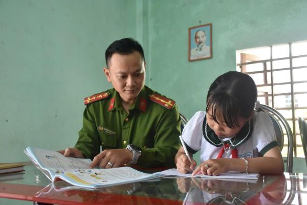 Lan tỏa giá trị nhân văn từ mô hình Con nuôi Công an xã