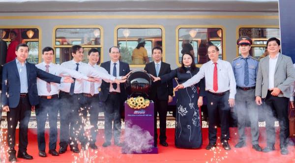 Tàu di sản đổi diện mạo, Ga Huế thành điểm du lịch