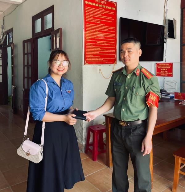 Công an xã Sông Vàng nhanh chóng xác minh, trao trả tài sản cho người đánh rơi