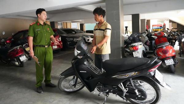 CSGT Huế bắt nóng kẻ trộm xe máy khi đang lưu thông