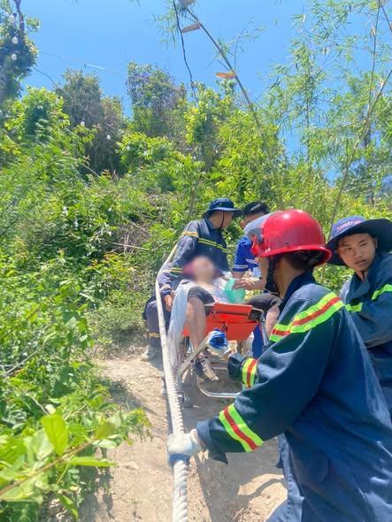 Kịp thời cứu nạn nữ du khách nước ngoài bị kiệt sức khi leo núi