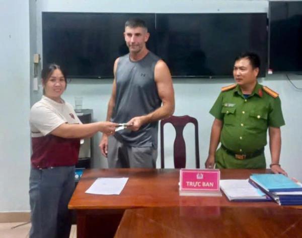 Trao trả tài sản cho du khách nước ngoài