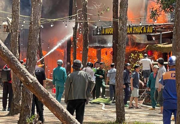 Cháy lớn tại Khu phố đêm Măng Đen