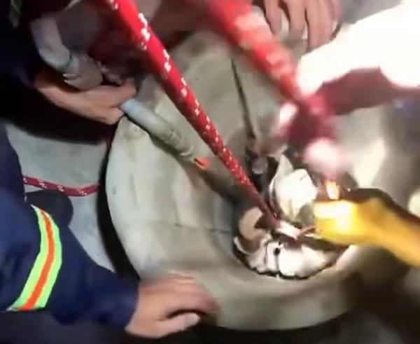 Cứu cô gái mắc kẹt dưới giếng sâu