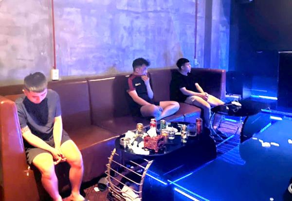 Mở tiệc ma túy tại phòng karaoke
