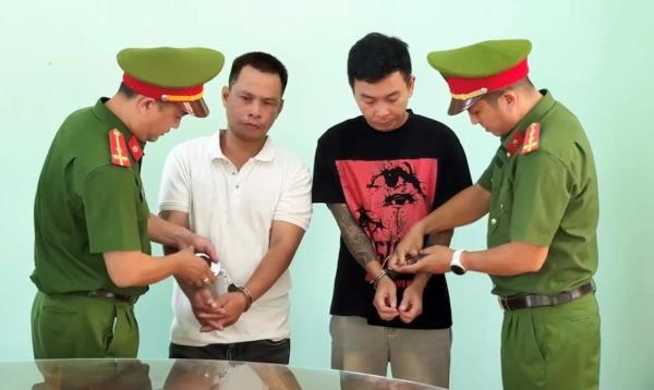 Đôi bạn cùng… lùi