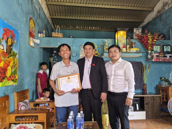 Khen thưởng công dân kịp thời 2 cháu bé bị đuối nước