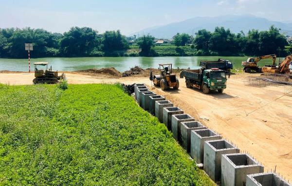 Đẩy nhanh tiến độ dự án kè sông trước mùa mưa lũ