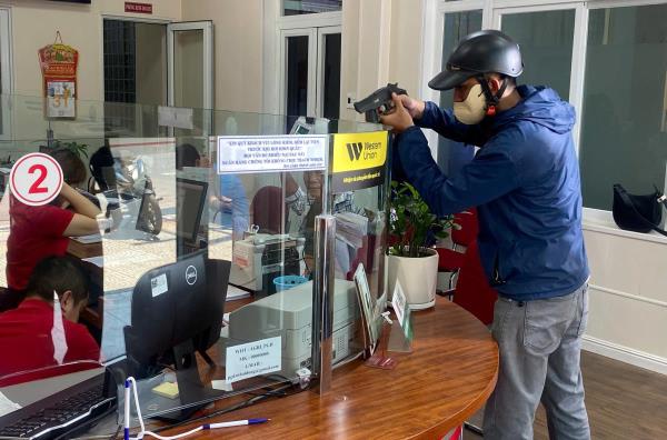 Diễn tập vây bắt đối tượng cướp ngân hàng