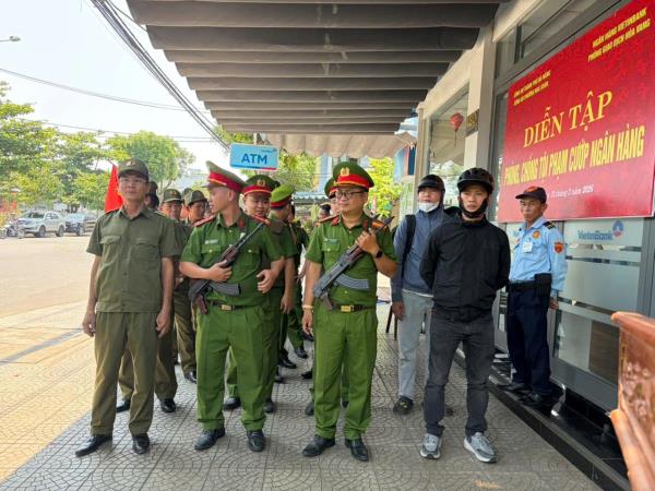 Công an phường Hòa Xuân tổ chức diễn tập phòng, chống tội phạm cướp ngân hàng