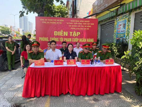 Diễn tập xử lý tình huống cướp ngân hàng có vũ khí