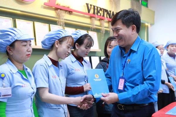 Lãnh đạo Tổng Liên đoàn Lao động Việt Nam thăm công nhân làm việc sau Tết tại xã Núi Thành
