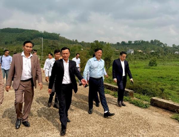 Phó Chủ tịch Thường trực UBND tỉnh Lâm Đồng Lê Trọng Yên kiểm tra một số dự án tại xã Đắk Song
