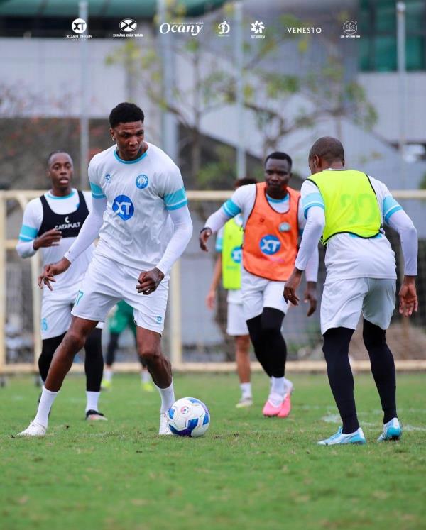 Nam Định chia tay tiền đạo cao hơn 2 mét?