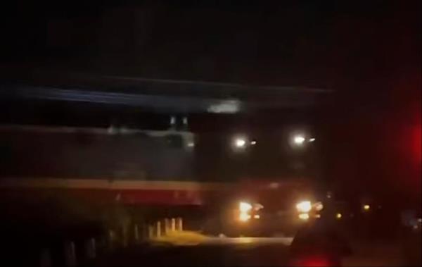 Băng qua đường sắt, xe tải bị tàu hỏa tông gãy đôi