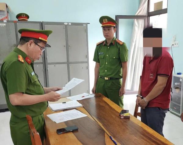 Bắt tạm giam yêu râu xanh