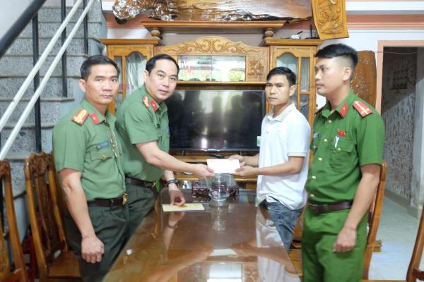 Động viên lực lượng bảo vệ ANTT cơ sở vượt qua bệnh tật, tiếp tục cống hiến