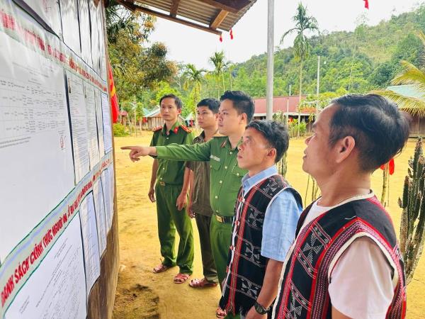 Công an xã biên giới A Vương băng rừng đến thôn biệt lập giữa rừng nguyên sinh Aur kiểm tra an ninh phục vụ công tác bầu cử