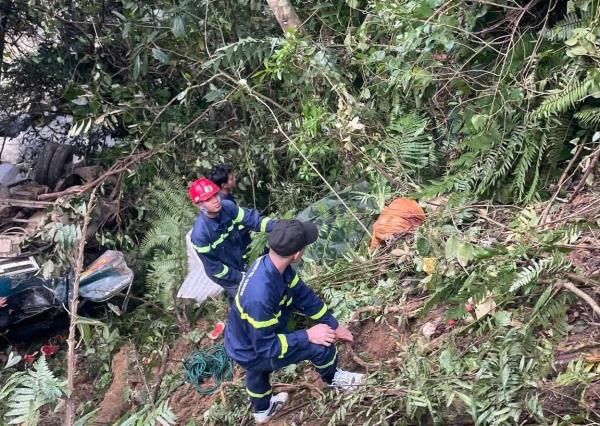 Tiếp cận vực sâu gần 200m đưa nạn nhân vụ xe tải lao xuống vực lên bờ