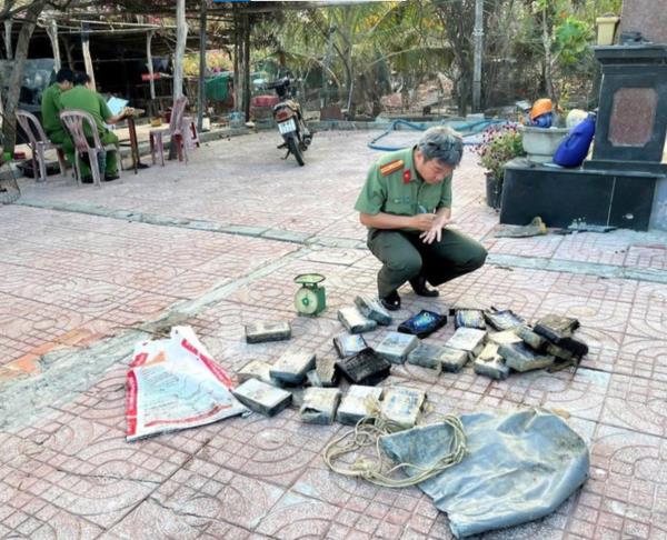 Phát hiện túi ni-lông chứa 24 bánh nghi là ma túy trôi dạt vào bờ biển Kê Gà