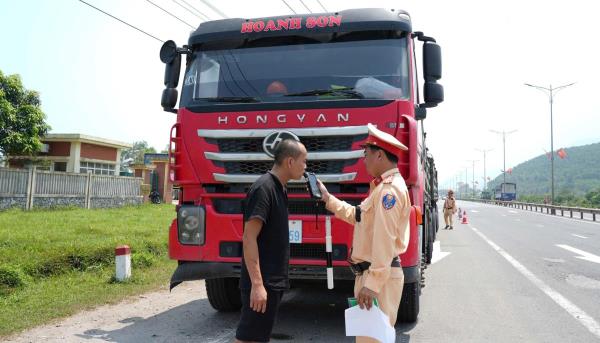Siết chặt Quốc lộ 1 Phú Lộc phát hiện gần 1000 trường hợp vi phạm nồng độ cồn