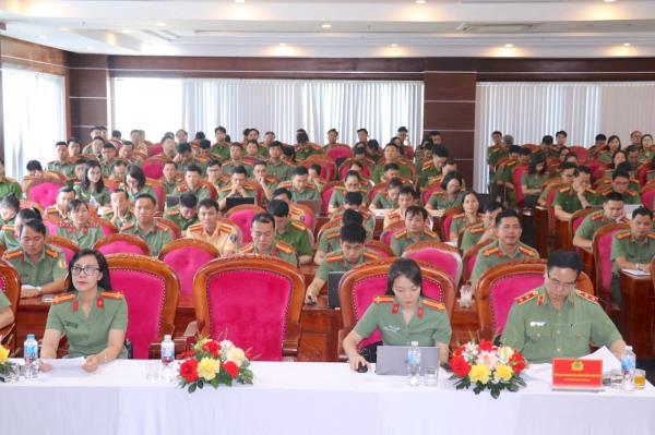 Bồi dưỡng nâng cao năng lực pháp chế, cải cách hành chính, tư pháp trong Công an nhân dân