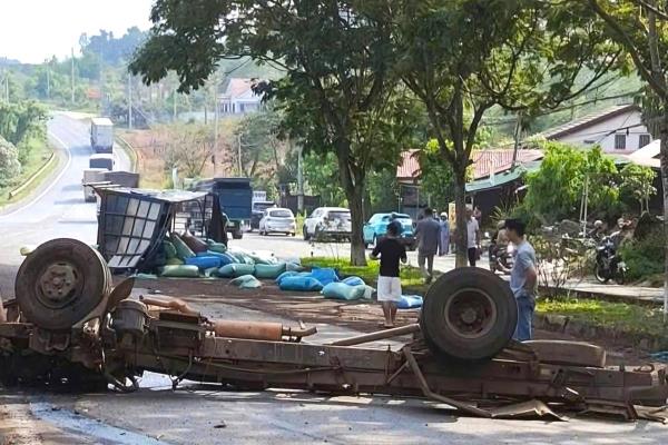 Xe tải tách rời sau cú va chạm liên hoàn