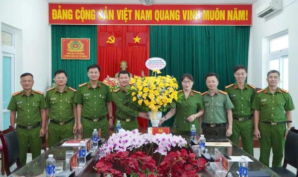 Lãnh đạo Công an TP Đà Nẵng thăm, chúc mừng lực lượng Cảnh sát cơ động nhân ngày truyền thống