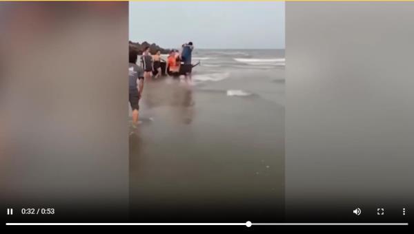 Video cứu hai thiếu niên bị sóng cuốn xa bờ 50m khi tắm biển Cửa Lò