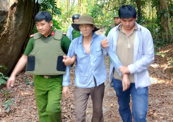 Khép kín vòng vây, bắt giữ đối tượng dùng rựa cố thủ trên núi sau 2 giờ gây án