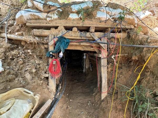 Vàng tặc vẫn lộng hành ở Hố Nước