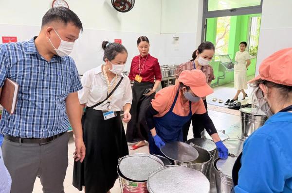 Kiểm tra đột xuất công tác bán trú và y tế trường học