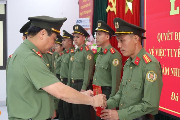 Công an TP Đà Nẵng công bố quyết định tuyển chọn 20 công dân vào CAND làm nhiệm vụ bảo đảm an ninh hàng không