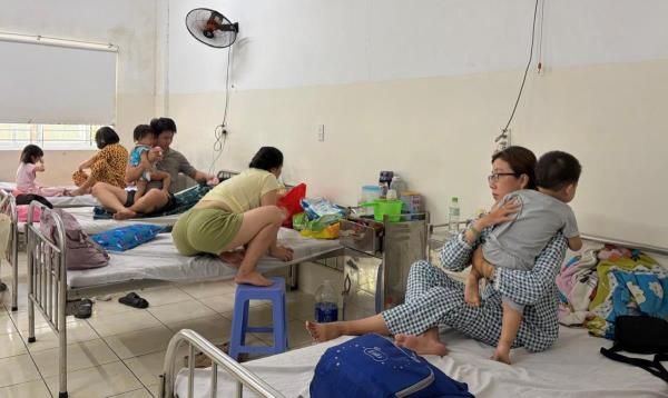 Nắng nóng, trẻ nhập viện gia tăng