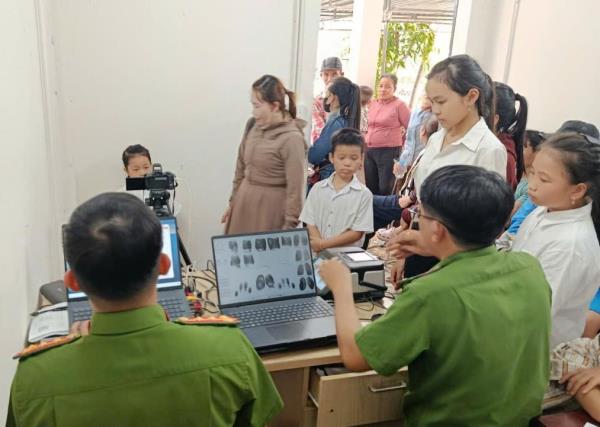 Công an các xã đẩy mạnh cấp căn cước, định danh điện tử cho trẻ em
