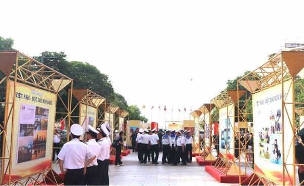 Khai mạc Triển lãm ảnh Việt Nam - Một dải non sông