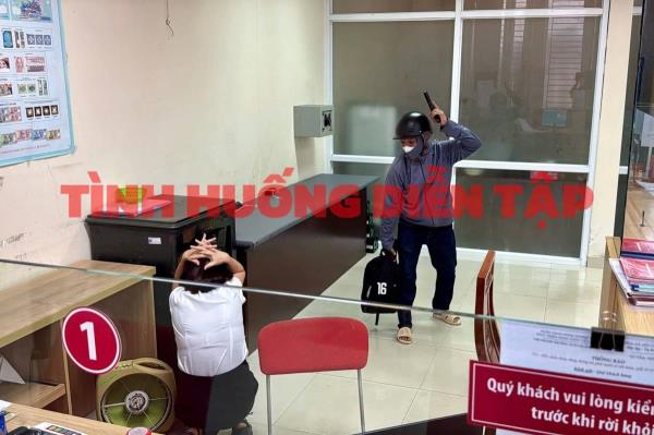 Công an phường Tam Kỳ diễn tập tình huống cướp tài sản tại ngân hàng