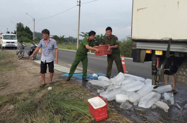 Công an phường Hoài Nhơn Bắc xuyên đêm hỗ trợ người dân cứu hàng đông lạnh