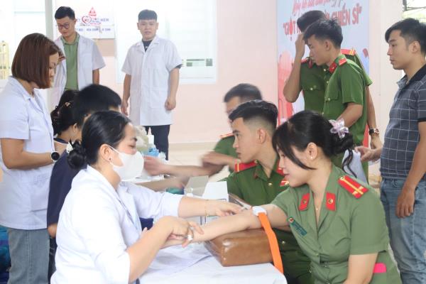 Sôi nổi Ngày hội hiến máu tình nguyện Giọt hồng người chiến sĩ