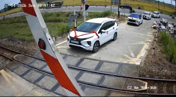 Xe cưới liều mình vượt gác chắn đường sắt, tài xế bị xử phạt